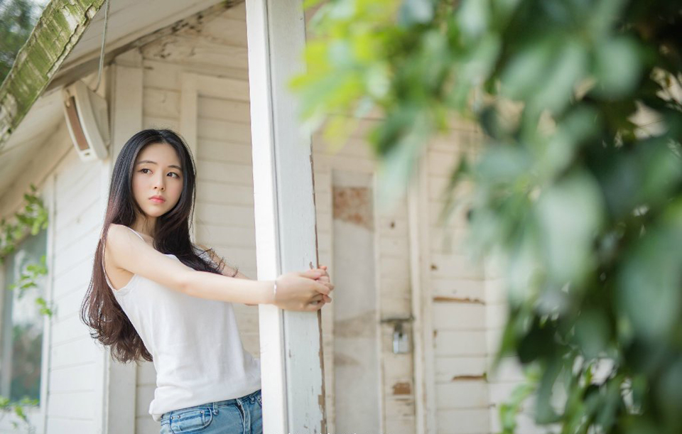 有一天，友情和爱情碰见。爱情问友情：世上有我了，为什么还要有你的存在？友情笑着说：爱情会让人们流泪，而友情的存在就是帮人们擦干眼泪！朋友就是：偶尔会为你担心向你关心替你懆心想你欢心逗你开心请你放心。朋友之间，懂得关怀才是难得伤心时不妨和我说；痛苦时别忘了跟我讲；有病时别忘了通知我；困难时记得要请教我；失望时要想起还有我；开心时更不要忘记我。朋友的定义，就在于此我们是朋友，这就够了